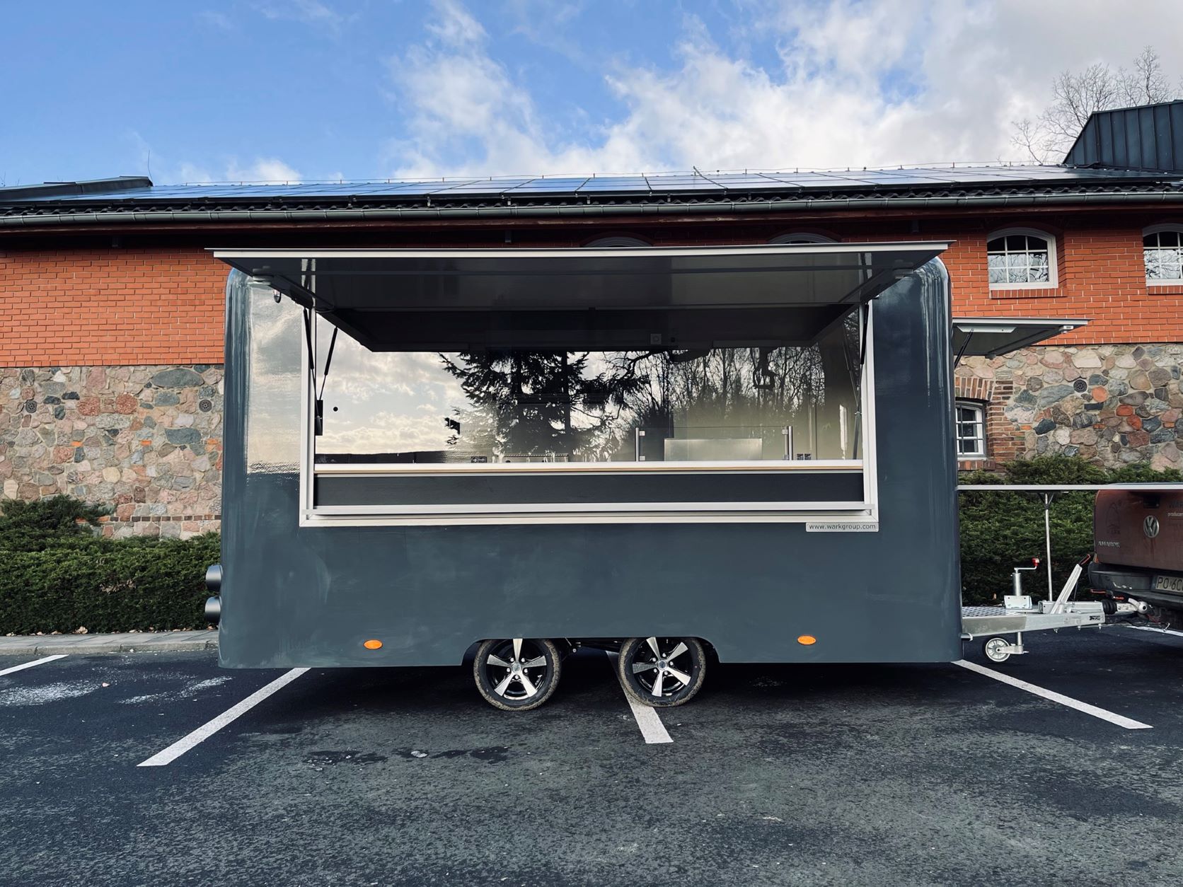 Przyczepa gastronomiczna Premium 4,5m – hydrauliczne zawieszenie, grill, frytki zdjęcie