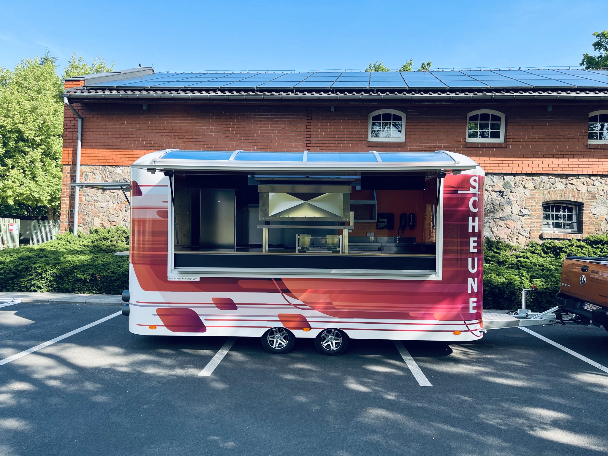 Przyczepa gastronomiczna Comfort 5m – kuchnia gazowa, grill, frytki, salamander zdjęcie