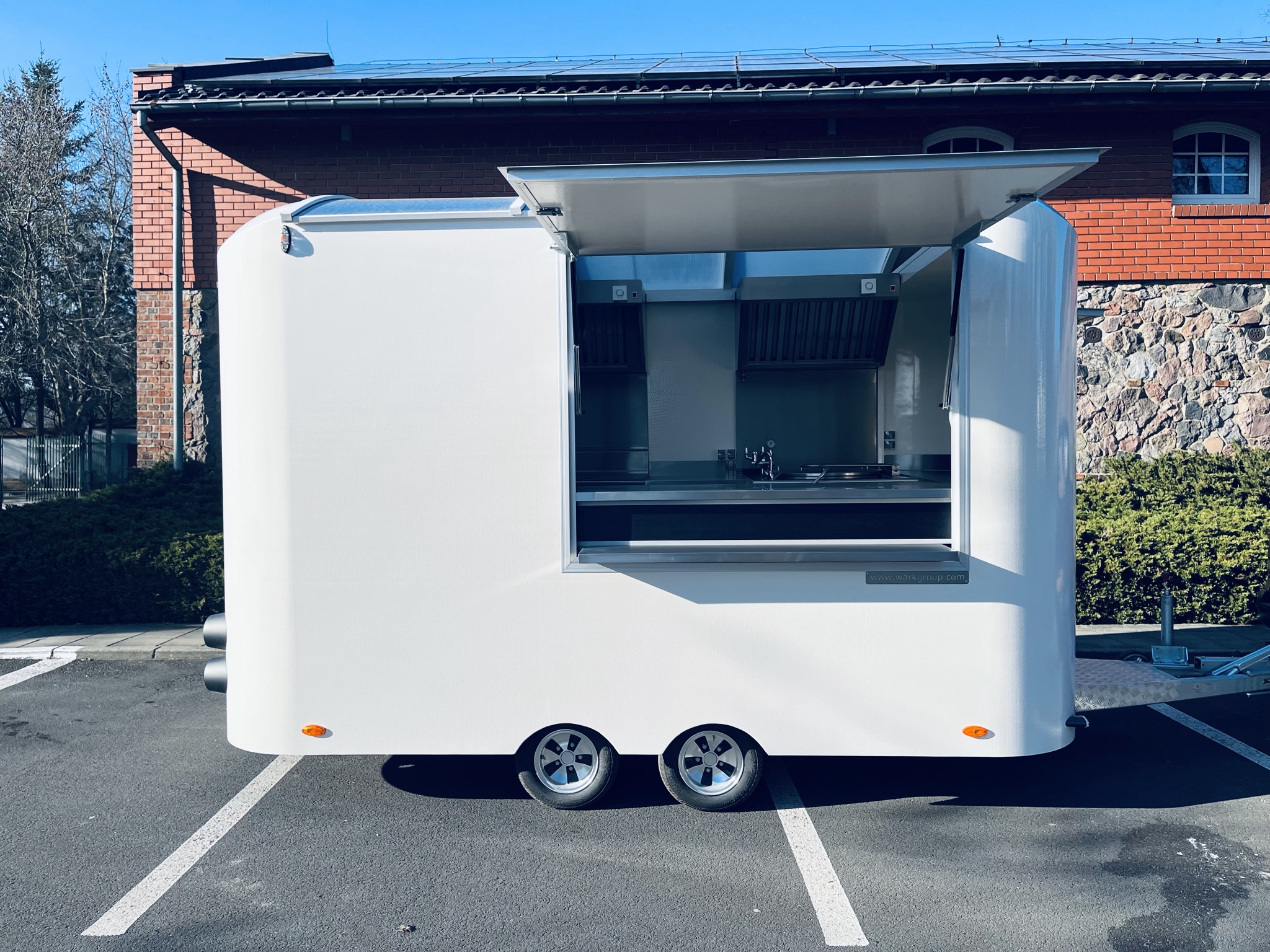 Przyczepa gastronomiczna Comfort 4m – kocioł warzelny, grill zdjęcie