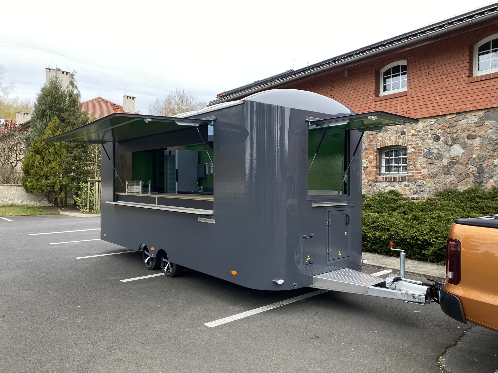 Przyczepa gastronomiczna Comfort 6m – piec konwekcyjno-parowy, kuchnia gazowa, grill, zupy zdjęcie