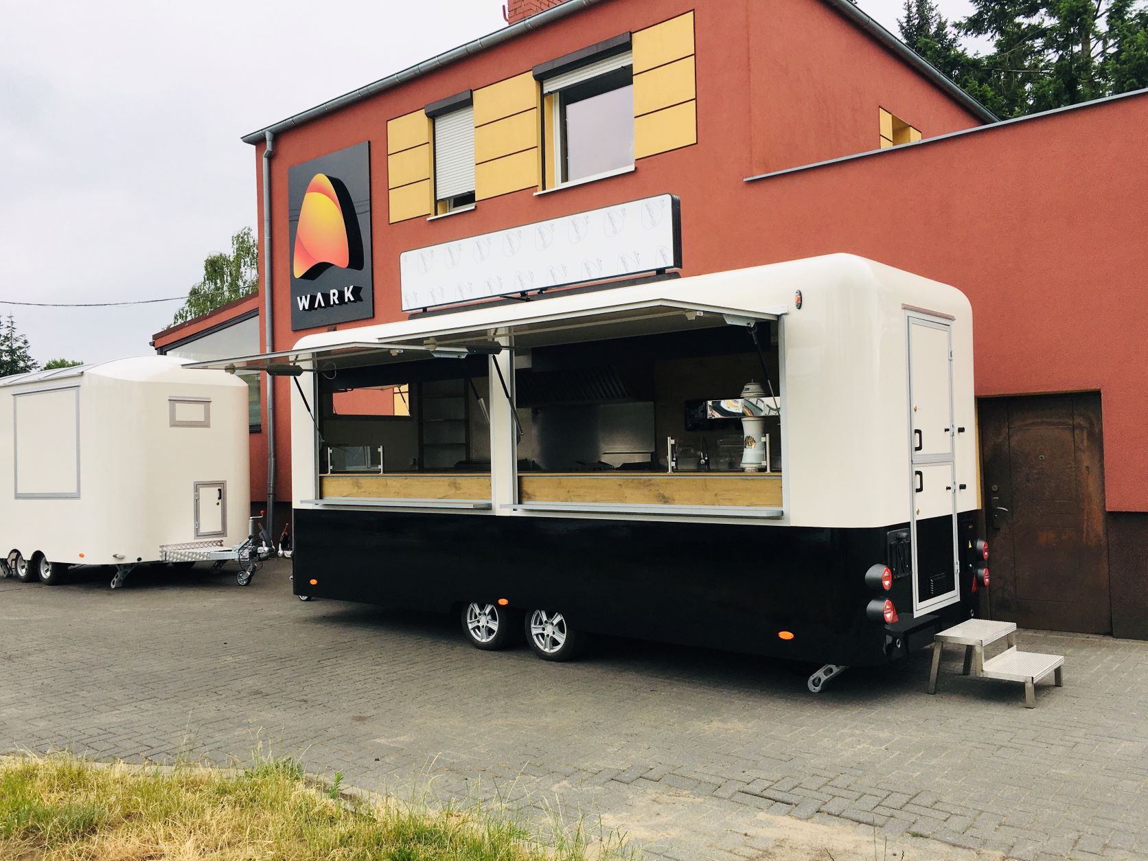 Przyczepa gastronomiczna Premium 6m – grill, frytki, piwo, bar zdjęcie
