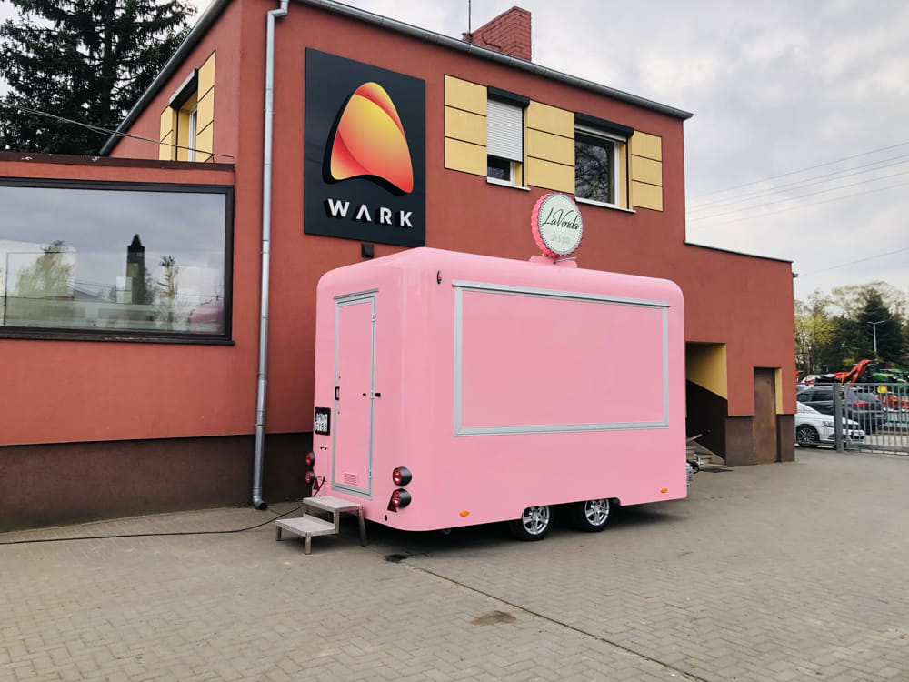 Przyczepa gastronomiczna Premium 4m – hydraulicznie opuszczanie zawieszenie, lody, kawa, gofry zdjęcie