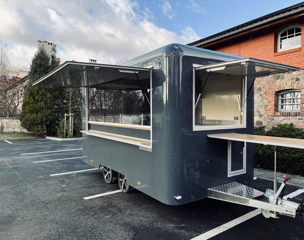 Przczepa gastronomiczna Premium 4,5m –  hydraulicznie opuszczanie zawieszenie, grill i frytkownica zdjęcie