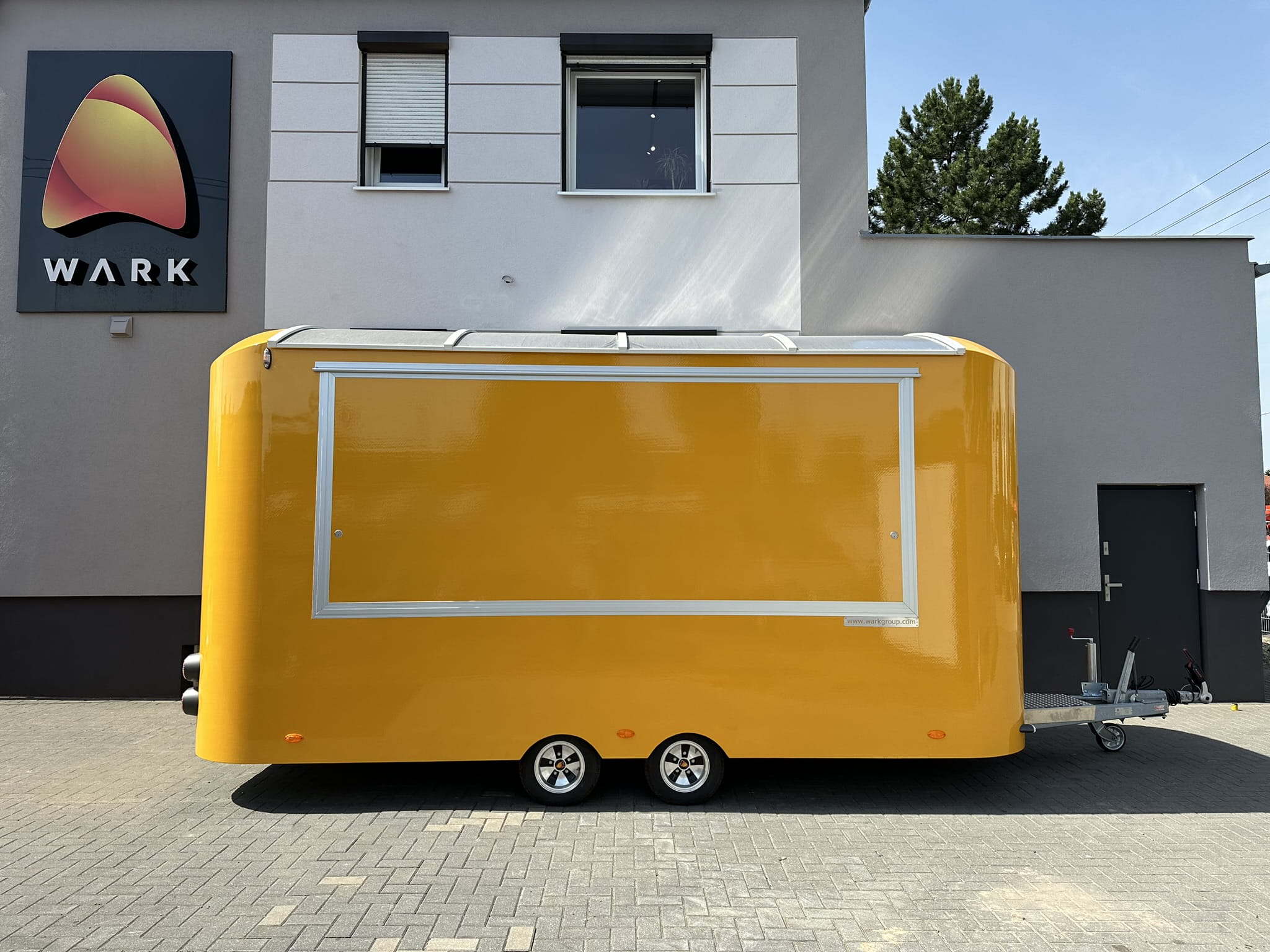 Przyczepa gastronomiczna Comfort 5m – przyczepa pokazowa zdjęcie