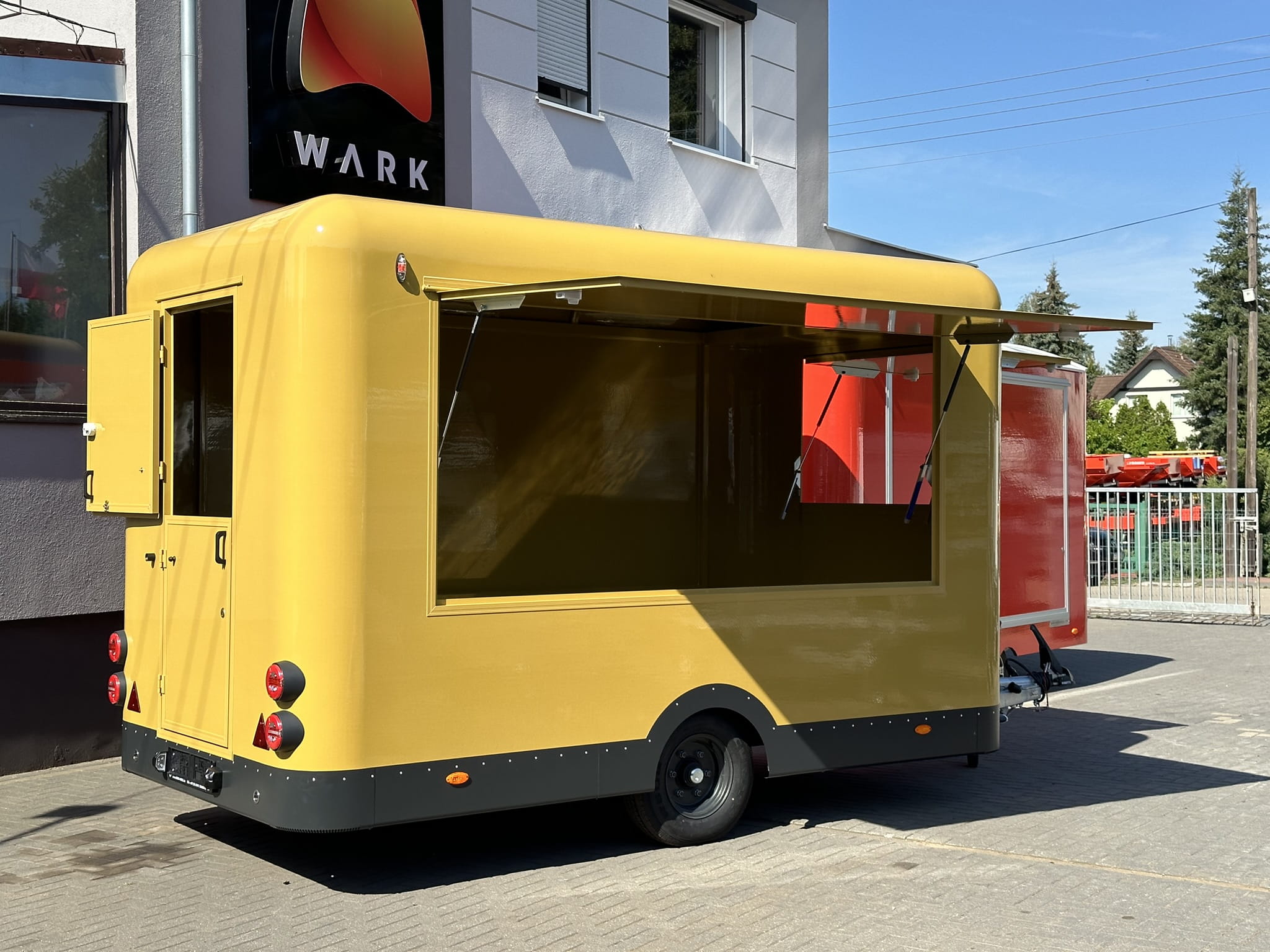 Przyczepa gastronomiczna Premium 4m – pusta pod wyposażenie klienta, burgery i frytki zdjęcie