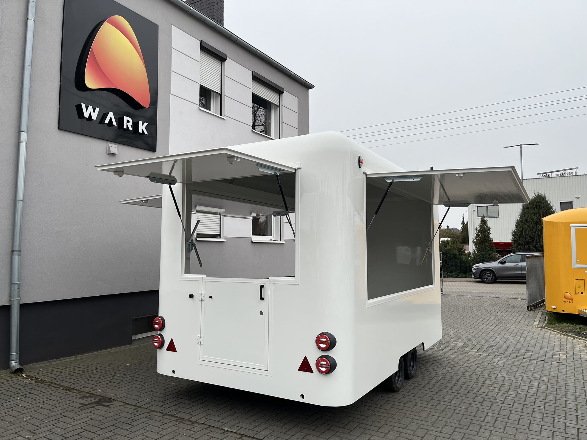 Przyczepa gastronomiczna Premium 4 m – pusta pod wyposażenie klienta zdjęcie