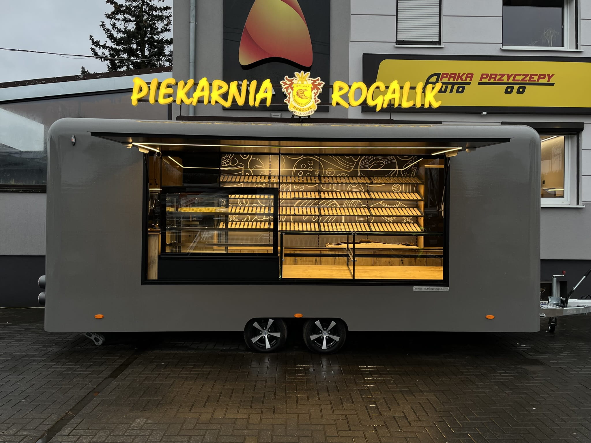 Przyczepa gastronomiczna Premium 6m – Piekarnicza zdjęcie