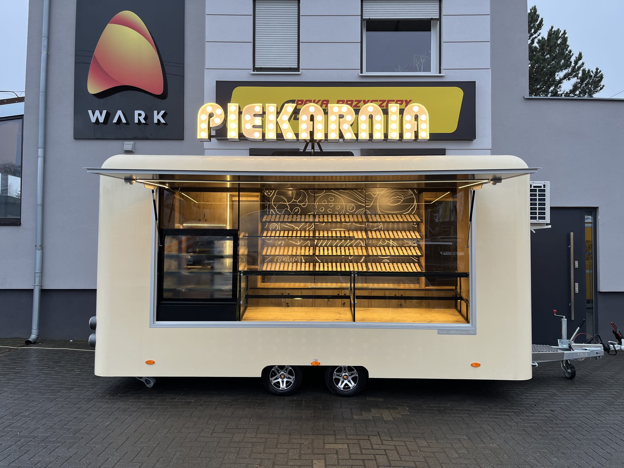 Przyczepa gastronomiczna Premium 5m – Piekarnicza zdjęcie