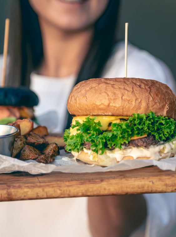 Jakie wyposażenie musi znaleźć się w food trucku z burgerami