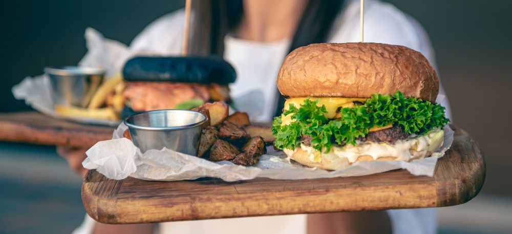 Jakie wyposażenie musi znaleźć się w food trucku z burgerami