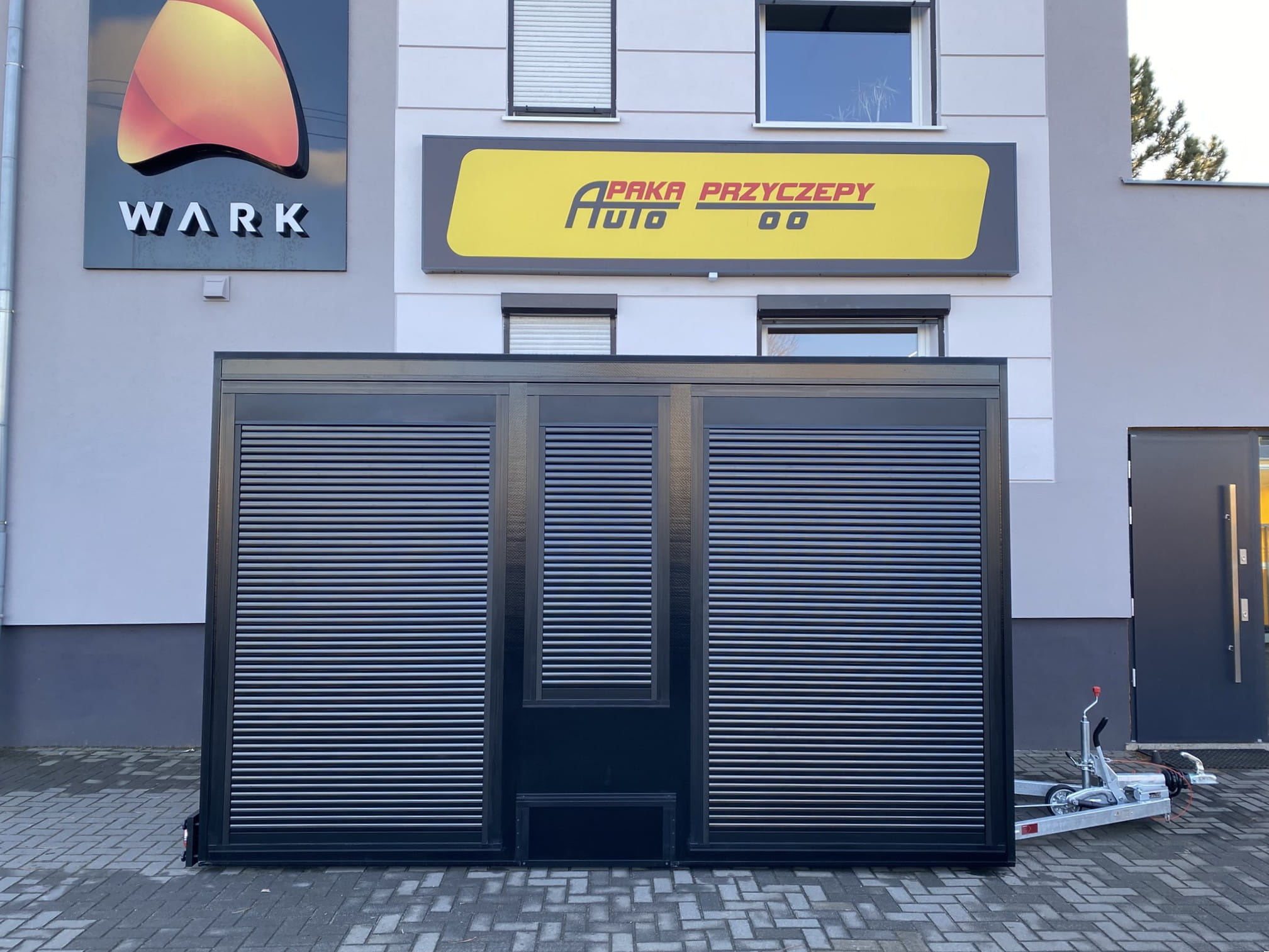 Przyczepa gastronomiczna Mobivend – pusta z układem hydraulicznym do automatów vendingowych zdjęcie