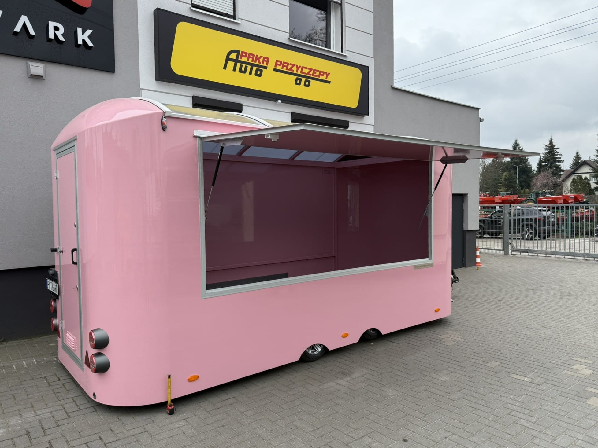 Przyczepa gastronomiczna Comfort 5m – z układem hydraulicznym zdjęcie