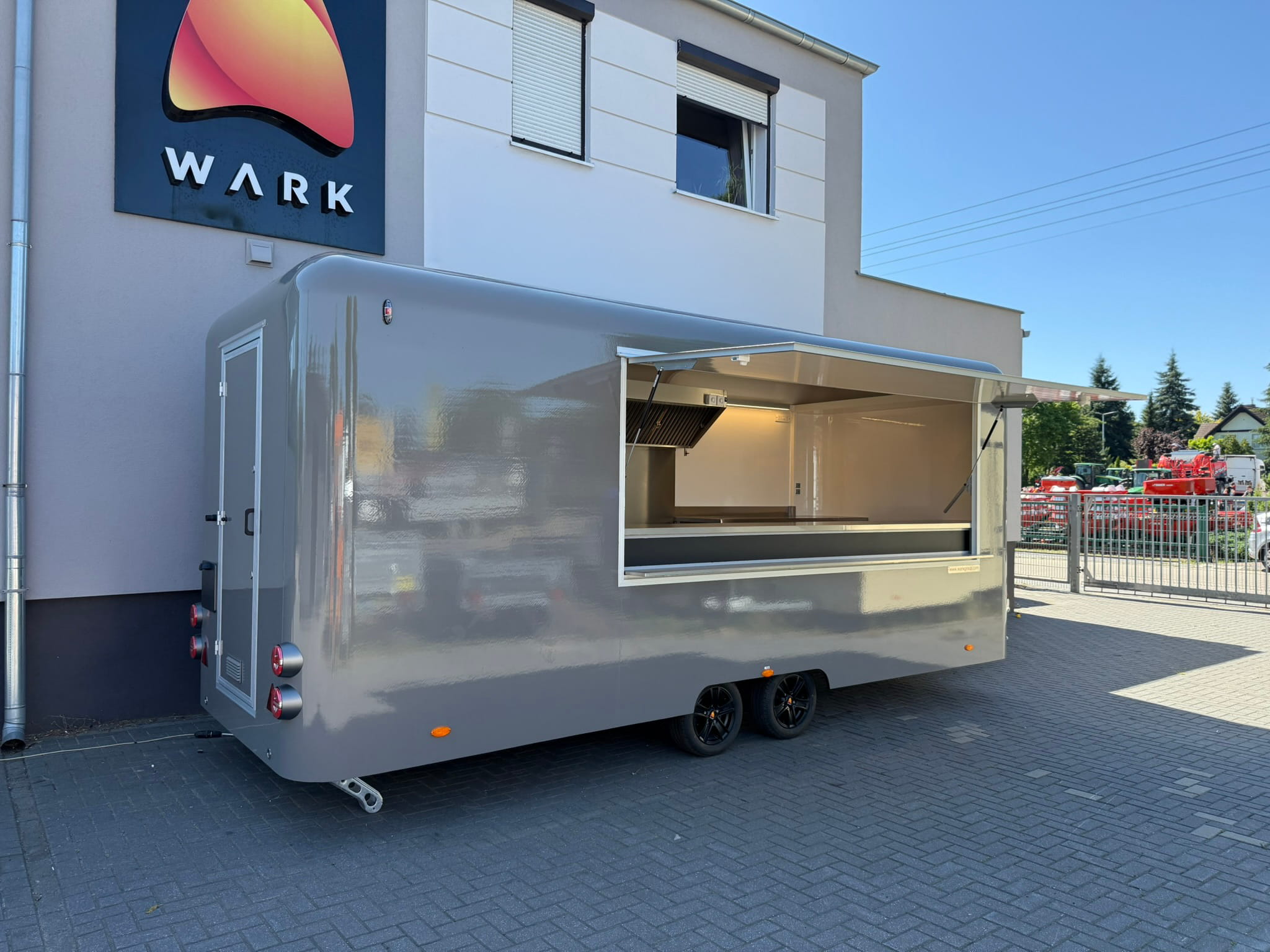 Przyczepa gastronomiczna Premium 6m – Burgery, frytki, spersonalizowane wnętrze zdjęcie