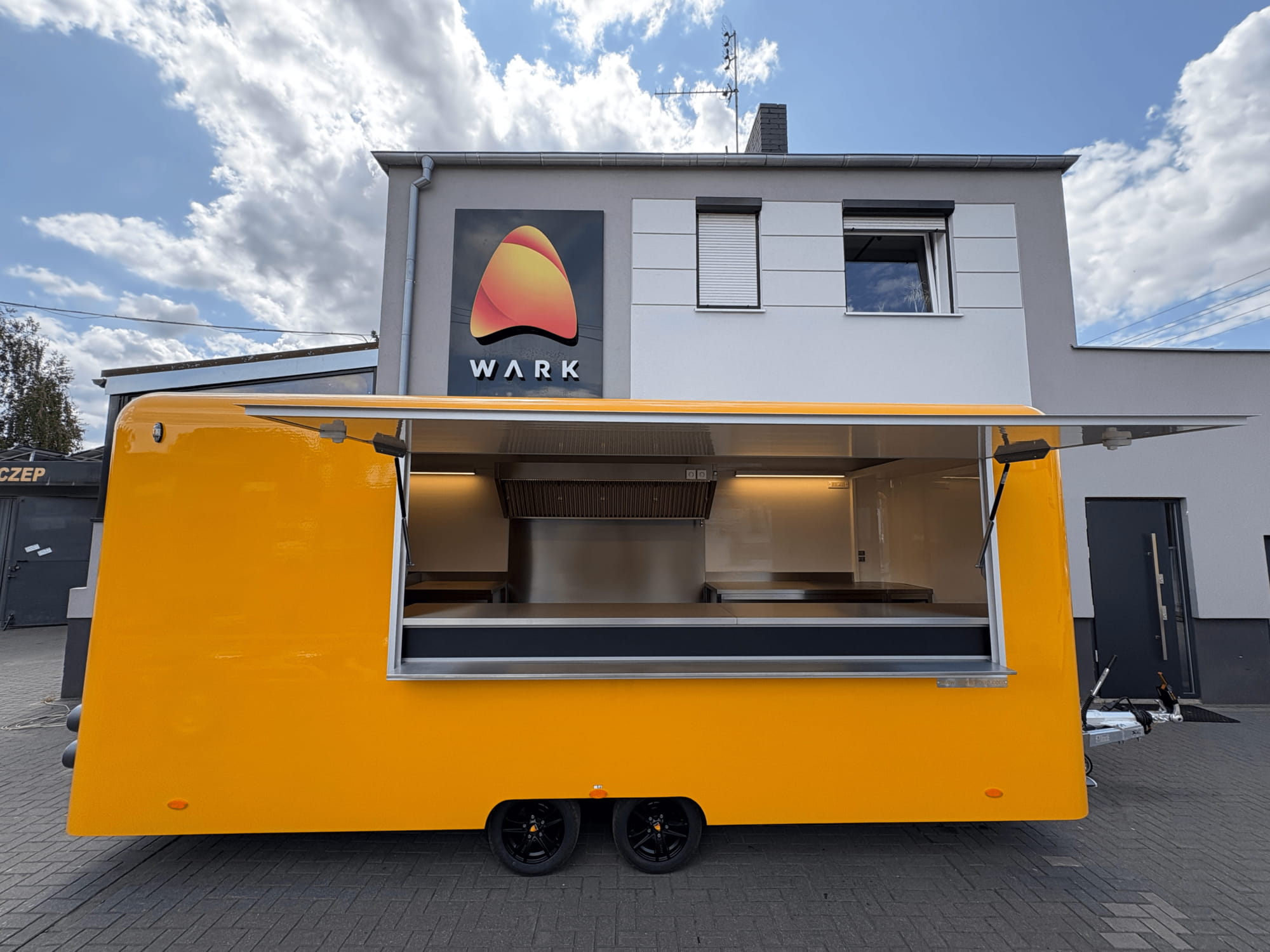 Przyczepa gastronomiczna Premium 6m – Burgery, frytki, spersonalizowane wnętrze zdjęcie