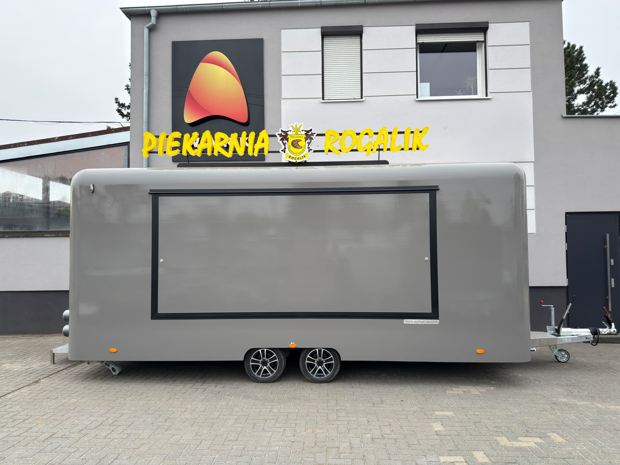 Przyczepa piekarnicza Premium 6 m z witryną sprzedażową, DMC do 2700 kg - WARK - obrazek 2