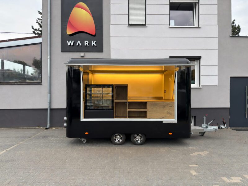Mobilna kawiarnia Premium 4 m z witryną chłodniczą, DMC do 2700 kg - WARK