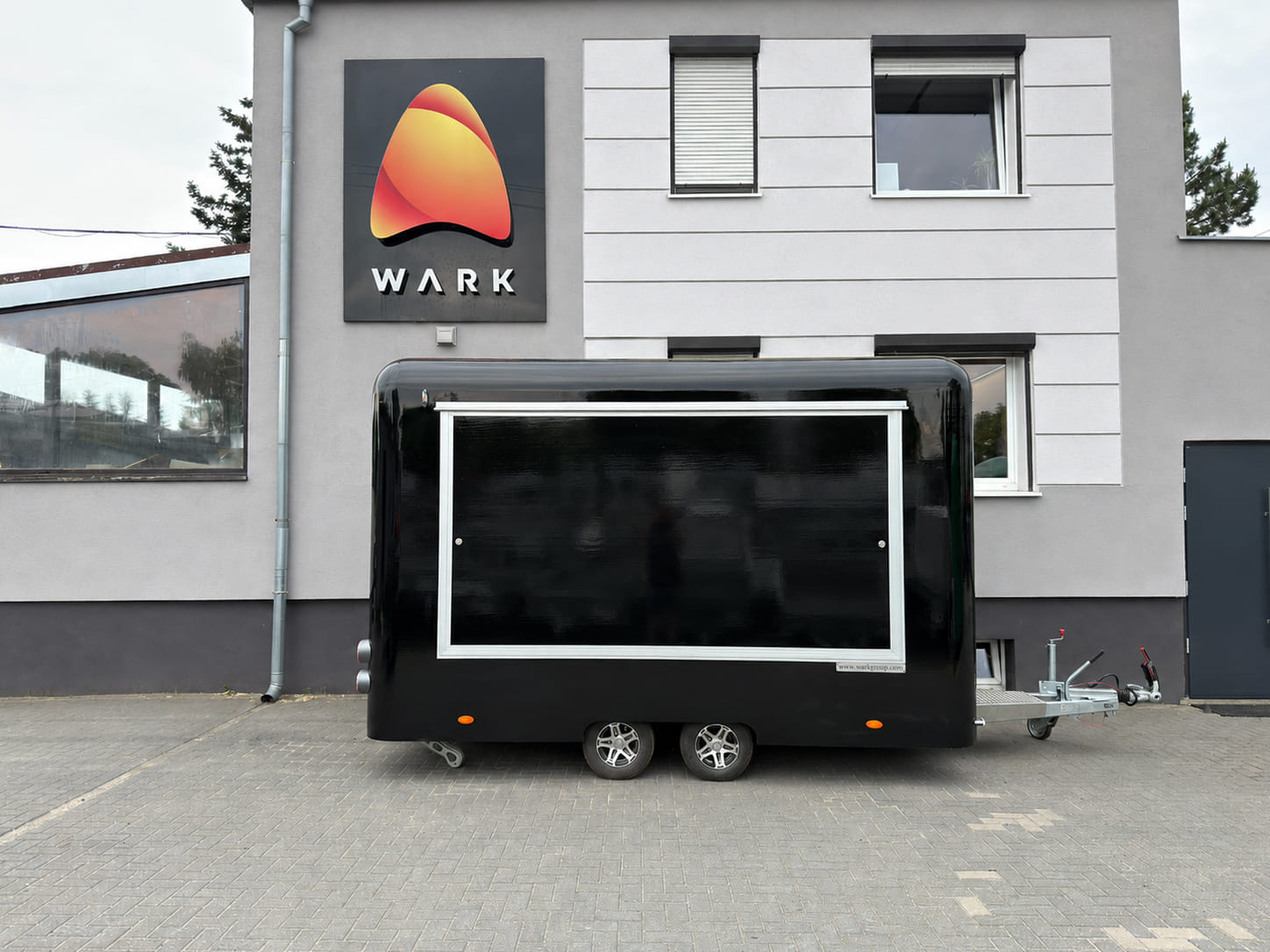 Mobilna kawiarnia Premium 4 m z witryną chłodniczą, DMC do 2700 kg - WARK - obrazek 2