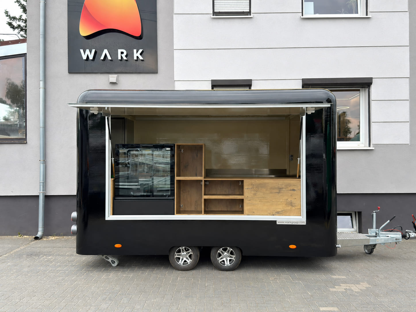 Mobilna kawiarnia Premium 4 m z witryną chłodniczą, DMC do 2700 kg - WARK - obrazek 3