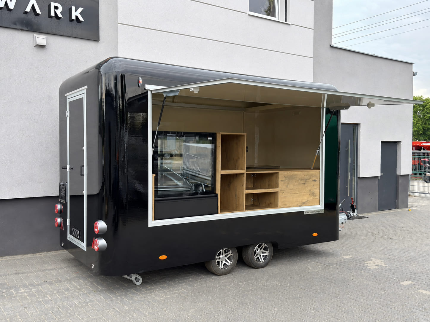 Mobilna kawiarnia Premium 4 m z witryną chłodniczą, DMC do 2700 kg - WARK - obrazek 4