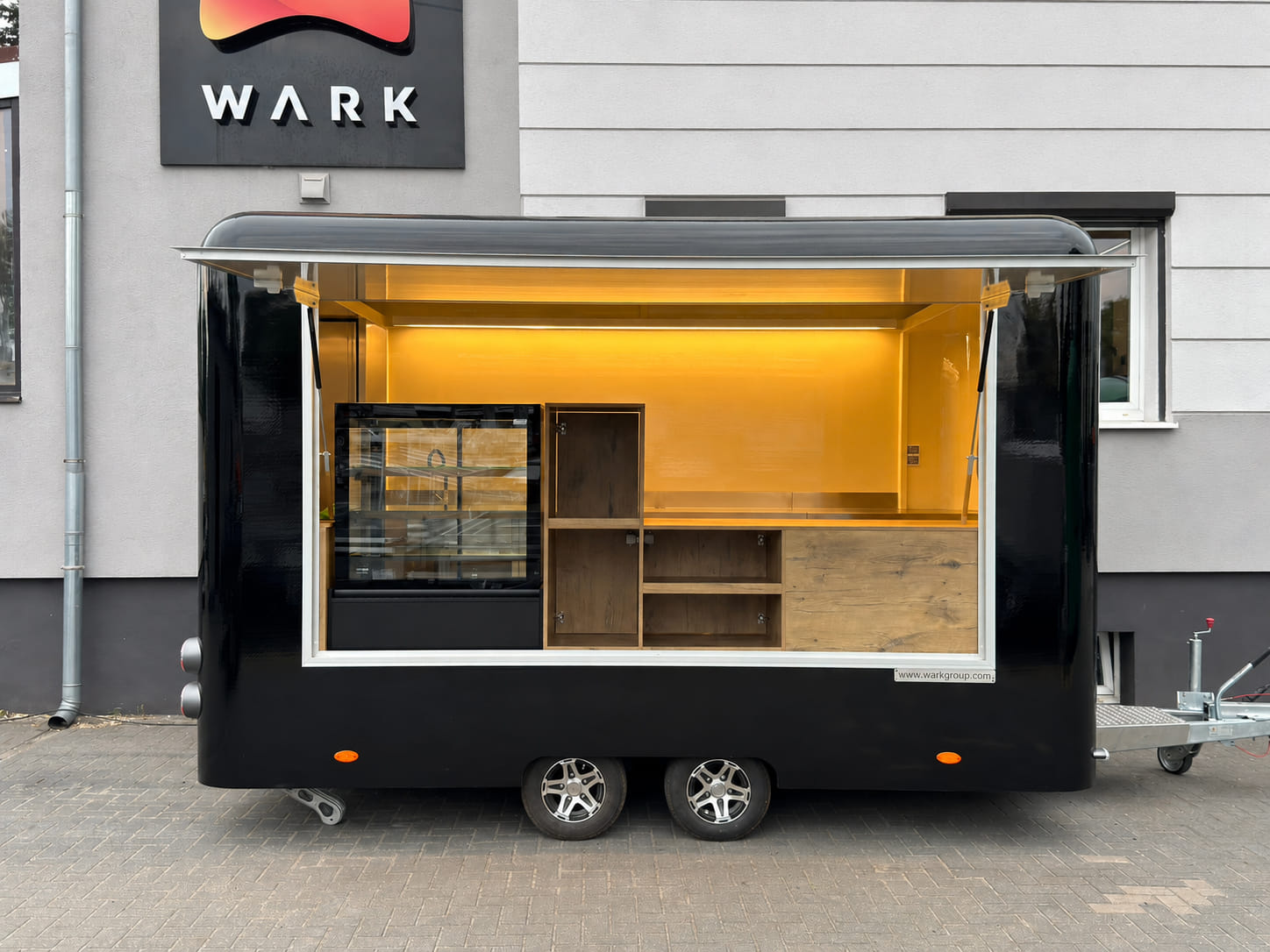 Mobilna kawiarnia Premium 4 m z witryną chłodniczą, DMC do 2700 kg - WARK - obrazek 5