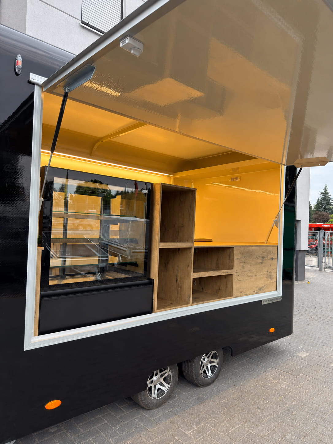 Mobilna kawiarnia Premium 4 m z witryną chłodniczą, DMC do 2700 kg - WARK - obrazek 6