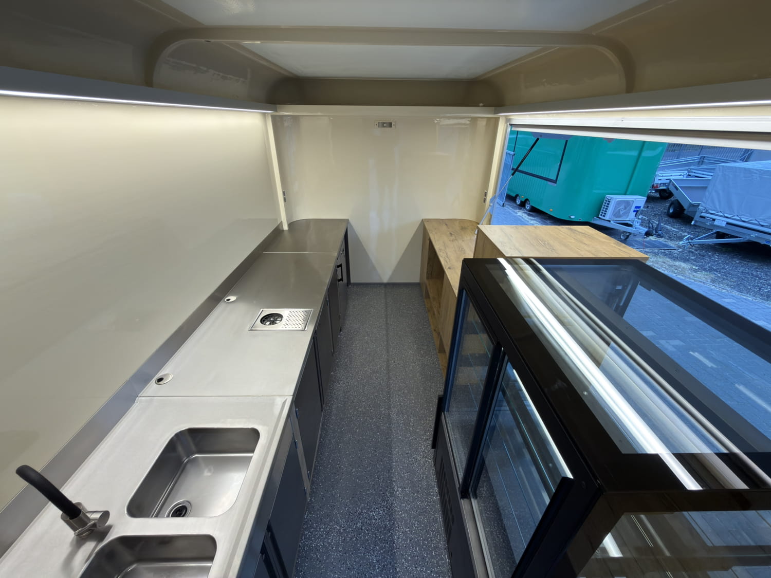 Mobilna kawiarnia Premium 4 m z witryną chłodniczą, DMC do 2700 kg - WARK - obrazek 8