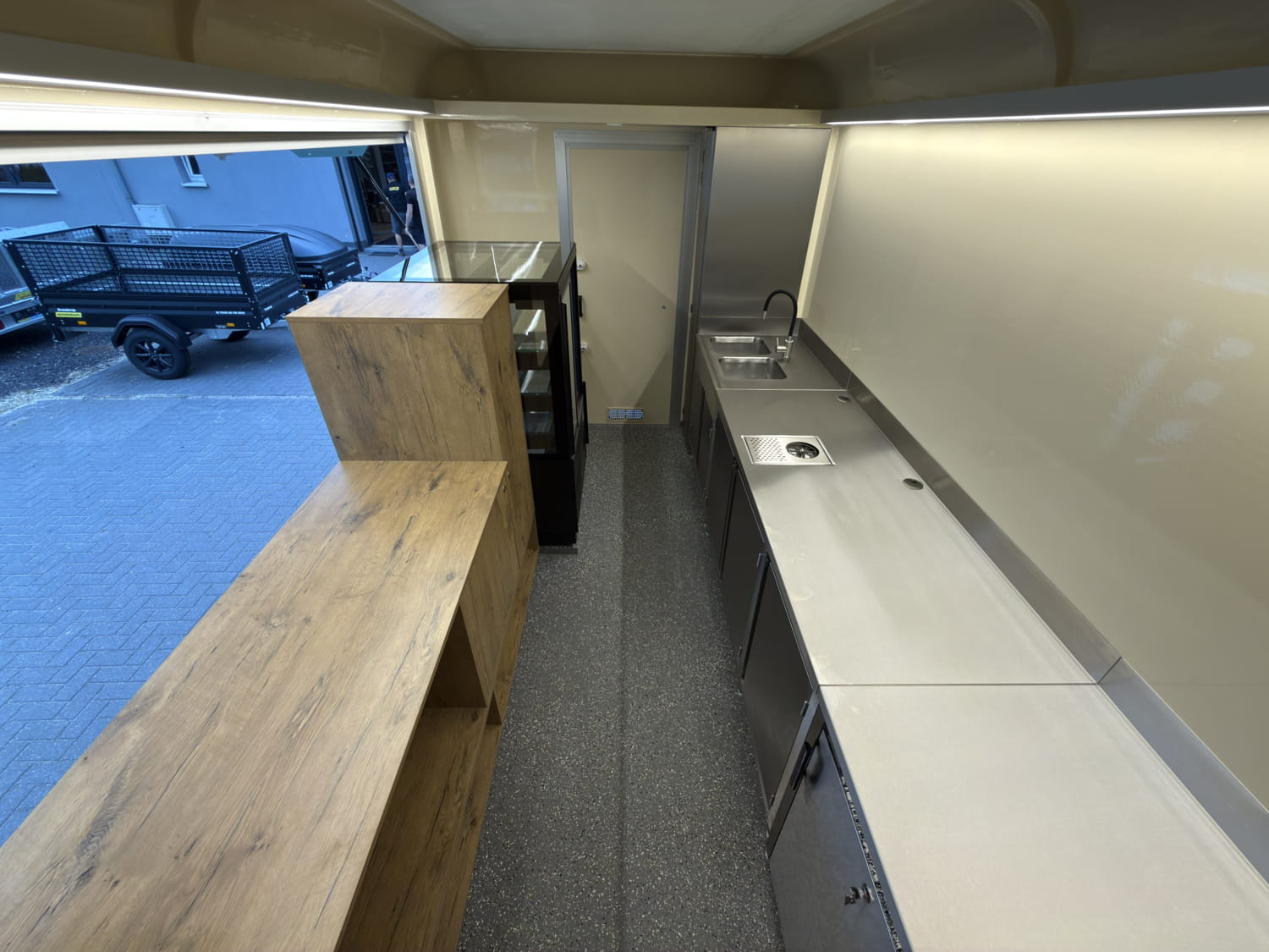 Mobilna kawiarnia Premium 4 m z witryną chłodniczą, DMC do 2700 kg - WARK - obrazek 9